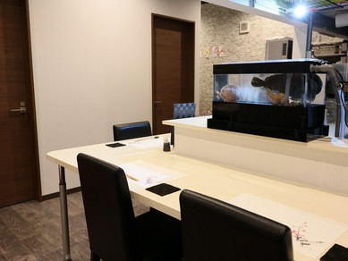 カウンター席ならではの臨場感と、高級な雰囲気が漂う店内