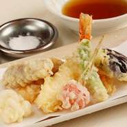 サクサクの衣とふんわりとした食材の絶妙な組み合わせが特徴。一口食べるとジューシーなおいしさが口いっぱいに広がり、さっぱりとした後味が心地よく感じられます。