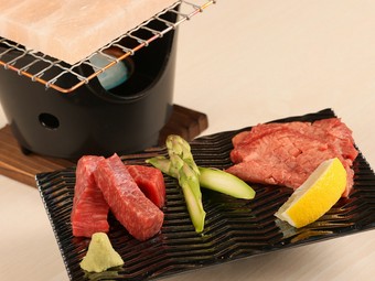 肉の味を引き立てる塩味が絶妙な『岩塩プレートステーキ』