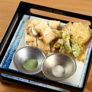 瀬戸内海で獲れた肉厚の「伝助穴子」をふわふわに揚げた、絶品の天ぷら。天然穴子の旨みがあふれ出します。山椒塩とほうれん草塩でシンプルにいただくのが【和楽酒場】流。お酒にもよく合うと評判です。