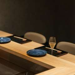 カウンターで繋がる二人の心。デートにぴったりな隠れ家