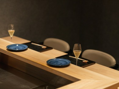 カウンターで繋がる二人の心。デートにぴったりな隠れ家