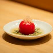 豊洲市場から全国の魚介を厳選仕入れし、契約農家から直接新鮮な野菜や米を仕入れています。食材のポテンシャルを最大限に引き出すため、シャリの温度や香りなどのバランスを考慮して調理。