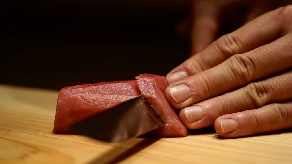 一貫一貫、食感や握り加減を微調整。食材にこだわった料理を提供