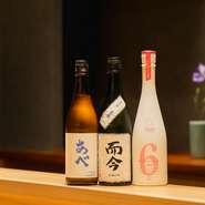 店主自らが日本酒好きであり、酒店や蔵人との情報交換を通じて綿密に情報収集。常連の好みを熟知し、メモを取り、肌感でわかる好みに合わせて日本酒のペアリングを提供してくれます。