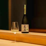 緊張感なくくつろげる空間づくりがされており、地下に位置していますが、天井が高く、圧迫感を感じさせません。シックなグレーを基調としたインテリアは、落ち着きとリラックスを提供してくれます。