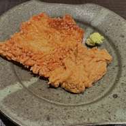 甘辛く、甘み、脂、旨みが凝縮されたあん肝と、揚げたシャリせんべいの塩味と酸味が絶妙に調和。五味のバランスを追求して開発されたこの一品は、口の中で豊かなおいしさが広がります。