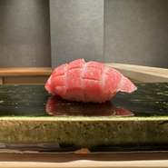 江戸前寿司の華ともいえるこの鮪は、シャリとのバランスを考慮し、最高級の状態で提供されます。豊かな味わいと口当たりを存分に楽しめるのが魅力。職人のこだわりが詰まっています。