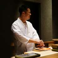 「心地よく食事を楽しんでいただくために、ゲストに応じた接客を心がけています」と語る藤岡氏。ゲスト一人一人に合わせたおもてなしで、心からの満足を提供してくれます。