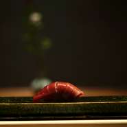 何といっても、王道の江戸前寿司を食べられるのがポイント。魚の状態に応じて包丁の入れ方やシャリの温度を変えることで、その時々のベストパフォーマンスを追求しています。