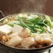 九州醤油を使用したこだわりダシのもつ鍋。大きな丸腸がインパクト大。〆はラーメンか雑炊でスープもお楽しみください。