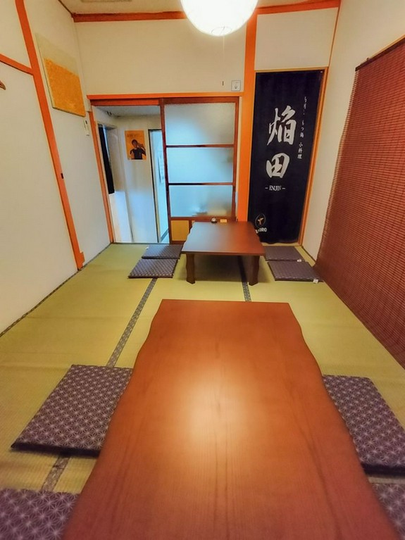 個室4名×2卓　間仕切りもあります。