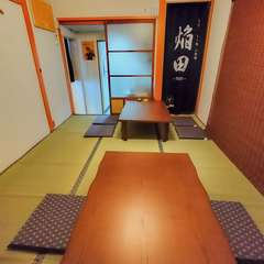 個室4名×2卓　間仕切りもあります。