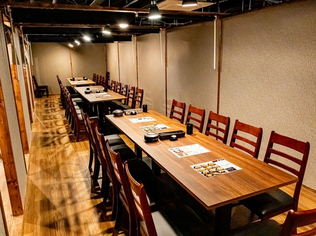 二人で選んだ料理を頬張りながらデートを満喫