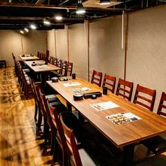 二人で選んだ料理を頬張りながらデートを満喫