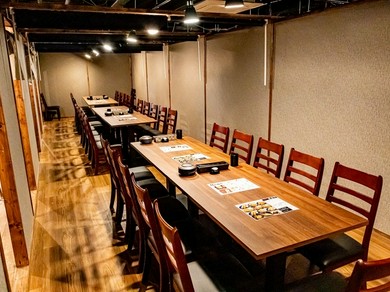 二人で選んだ料理を頬張りながらデートを満喫