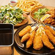 一皿に「豚ロース×2本、豚ヒレ×2本、玉ねぎ×1本、れんこん×1本、エビ×1本」が揃っています。一度の注文で、代表的な食材の串揚げを食べたい方にオススメ。
1,500円→1,000円