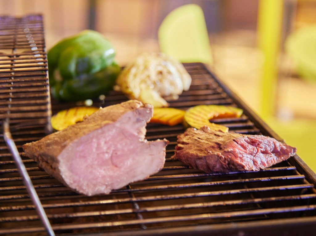 新鮮素材を使った本格的なBBQ。大人数の宴会やパーティーに最適