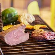 大人数の宴会やパーティーに最適。食べ応えバツグンの新鮮素材を使った本格的なBBQを楽しめます。二次会や接待、会食にもオススメ。飲み放題メニューも充実しており、大人数での楽しい時間を演出します。