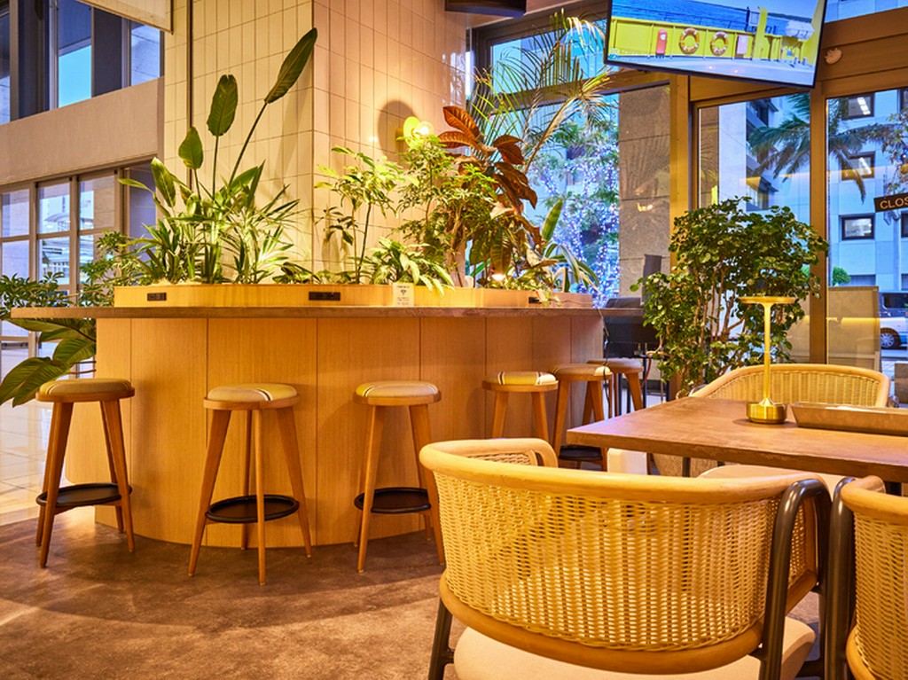 木の温もり溢れるカウンター席で、ランチやディナーを満喫