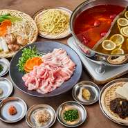 しゃぶしゃぶに使われるのは、あっさりとしていて脂も甘い上質な沖縄県産豚肉「アグー豚」です。やわらかく、甘みのある豚肉に舌鼓。店自慢の特選素材を熟練スタッフが最適な加減に火入れして提供します。