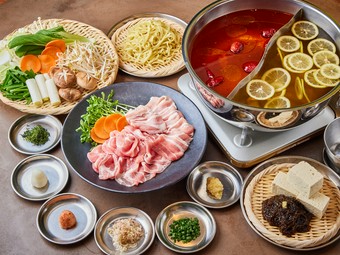 沖縄が誇るアグー豚のおいしさを堪能。3種のだしから2種選べる。『火鍋しゃぶしゃぶ（1人前）』