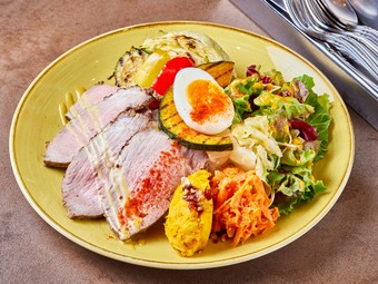 限定20食。ボリューム満点、忙しいランチタイムにピッタリのワンプレートメニュー『YELLOU A プレート』