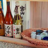 旬の鮨や一品料理のパートナーには、旬の日本酒がオススメです。旬のネタ同様に日本酒も、シーズンごとに厳選。“今味わいたい”日本酒を多数取り揃えています。