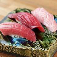 全国各地から届く旬の食材たちによって組み立てられる、【鮨ほり川】のおまかせコース。素材の個性に向き合った鮨や一品料理で、一期一会の旬を味わい尽くせます。
