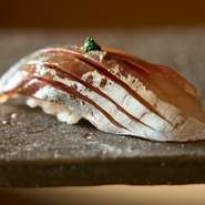 メニューは『OMAKASEコース』一本のみ。鮨をはじめ、こだわり食材を使い繊細に仕立てられた料理の数々が並ぶコースは、大切な方々を招いての食事会に最適です。