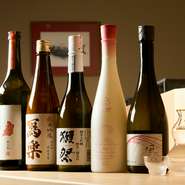 ワインと日本酒それぞれを適切な温度で管理するセラーを導入。鮨と相性抜群の日本酒もまた珠玉の顔ぶれ。店主自らが実際に味をみて、納得できたものだけを取り揃えています。