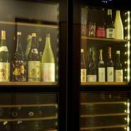 鮨×ワインとのマリアージュを探求したい方に向けて、オススメのワインもセレクト。日本酒セラーと一体型のワインセラーで適切な温度で管理されたワインを、鮨・一品料理のお供に迎えてみませんか。