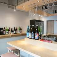 白を基調としたオシャレな空間にあるのは、カウンターのみ。誰もが気軽に、且つ堅苦しくなく過ごせるようにと、一面をガラス張りにしてあります。有名アーティストによるオリジナル壁画も注目したいポイントです。