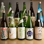 日本酒好きのオーナーが選りすぐるのは、大阪や京都、奈良など関西の酒蔵がメイン。定番酒と季節ごとに変わる限定酒を合わせて、20種類ほどがラインナップしています。オーダーは、シャンパングラスで。