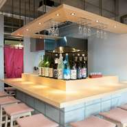 料理長が手掛ける本格的な和食と種類豊富な日本酒を楽しめるオシャレなバーです。2軒目としても足を運ぶことができるのも魅力的。〆のミニラーメンもぜひ味わいたい一杯です。