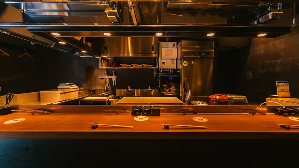 カウンター越しに、孤独を楽しむ贅沢。大人の一人時間を満喫