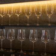 ソムリエ監修のもと、赤ワイン6種と白ワイン3種がボトルで提供されています。好みに合わせてアドバイスも可能だとか。手軽に楽しめるグラスワインも用意されています。
