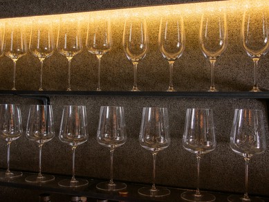 赤と白、選び放題の至福。好みに合わせた、贅沢なワイン体験。