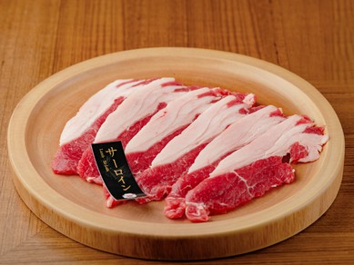 一口食べれば、ラムのおいしさが広がる『ラムサーロイン』