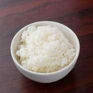 こだわりのお米は、焼肉と相性バツグンの新潟県魚沼産コシヒカリを用意。艶があり、もちもちとした弾力のある粘り、甘味と大きさのバランスが良いおいしいお米を、ぜひ堪能あれ。