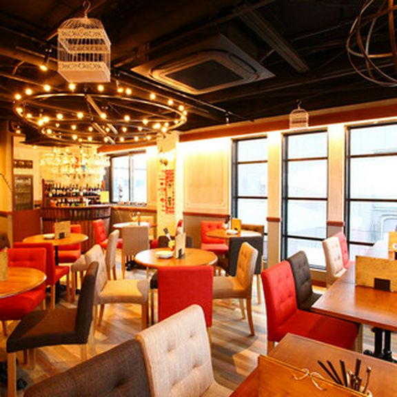 スタイリッシュなワインバル空間!