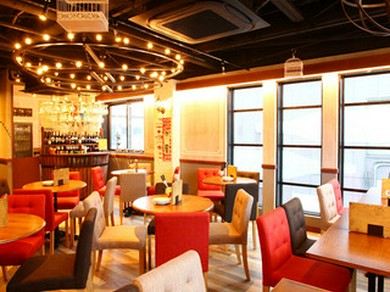 スタイリッシュなワインバル空間！