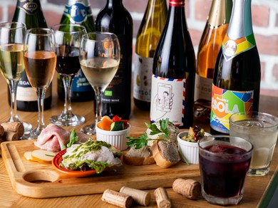 人気の｢生ハムシーザーサラダ｣､｢季節のアヒージョ｣などワインに良く合うおつまみを取り揃えました♪