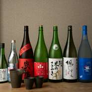 酒店が厳選した日本酒を、季節に合わせて6～7種類用意しています。その時期ならではの風味を楽しむことができるのが嬉しいポイント。料理とのマリアージュも絶妙で、訪れる人に贅沢なひとときを提供しています。