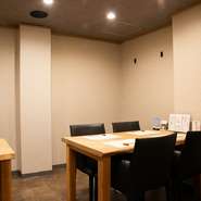 洗練された雰囲気の店内は、記念日にぴったり。8名からの貸し切りも可能です。旬の食材を味わうことができる、職人技が詰まったコース料理も魅力。親しみやすいサービスで、心温まるひとときが過ごせます。