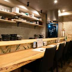 落ち着いた店内で、こだわりの美食とおいしい日本酒に舌鼓