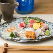 刺身5～6種の盛り合わせ。熟成させたりこぶ締めしたりと、旨みを引き立たせるひと手間が加えられている点がポイントです。それぞれの魚に合わせた食べ方も提案してくれるため、多彩な味わいを楽しめます。