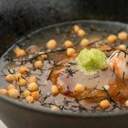 姫路産の蓮根を贅沢に使用した一品。蓮根が苦手な人にも食べやすい工夫が施され、トロッとした食感とほっと心が和む味わいが特徴です。一般的な蓮根のイメージを覆す料理をご堪能あれ（写真はあんかけ）。