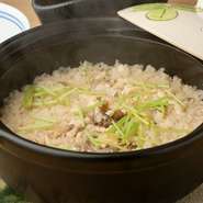 季節ごとの新鮮な食材を組み合わせ、丁寧に炊き上げた土鍋ご飯です。その豊かな香りや見た目の艶、味わいの違いを存分に楽しめます。ゲストの人数に応じて、ご飯の量をリクエストすることも可能です。
