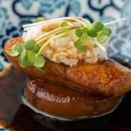 季節の味わい満載のステーキ。甘辛いタレが柔らかなぶりと大根をぐっと引き立てます。細かく刻んだ長いもは、シャキッとした食感ととろける口当たりが特徴。すべての素材が絶妙なバランスを生みだしている一品です。